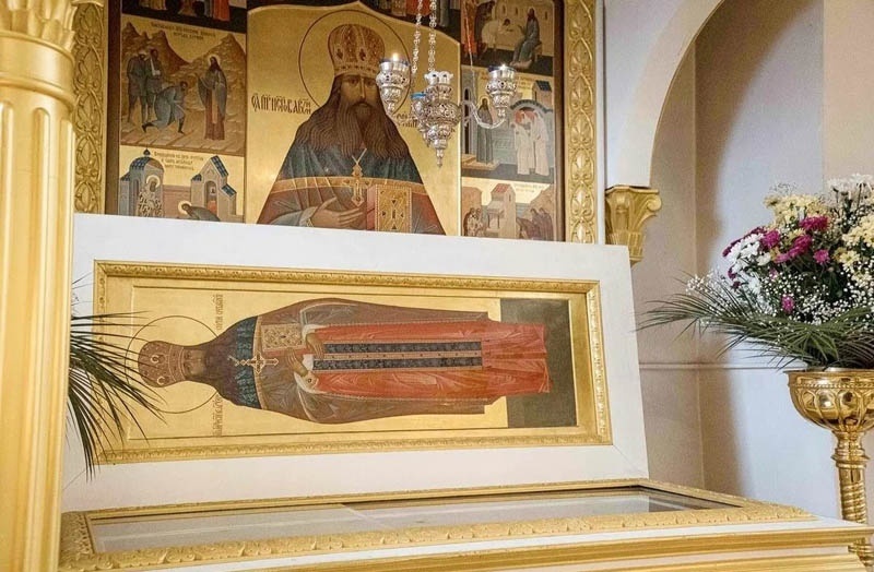 Рака с мощами преподобноисповедника Сергия Сребрянского в левом приделе собора Воскресения Христова в Христорождественском монастыре в Твери.