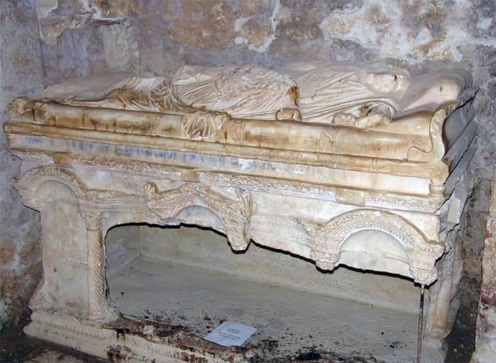 Руины храма святителя Николая в Мирах Ликийских (современный г. Демре, Турция)